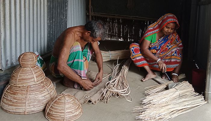 প্লাস্টিকের দাপটে হারিয়ে যাচ্ছে বাঁশ-বেত শিল্প