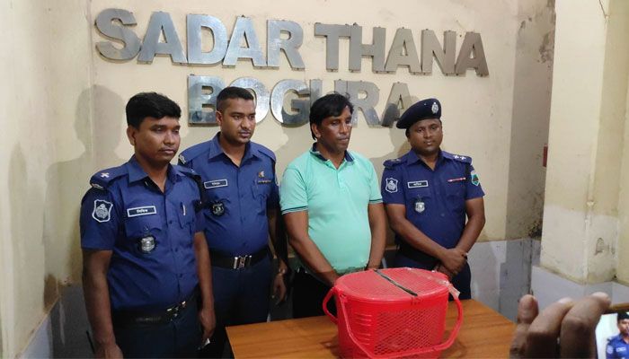 বগুড়ায় রিসোর্ট থেকে তক্ষক উদ্ধার 