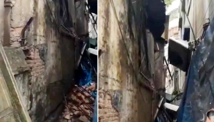 হেলে পড়েছে বংশাল পুলিশ ফাঁড়ির দ্বিতল ভবন