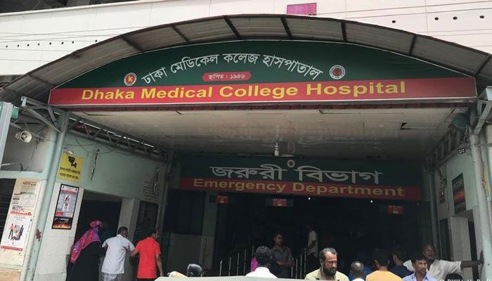 ঢাকা মেডিকেলের সামনে ডাস্টবিনে পড়ে ছিল মৃত নবজাতক