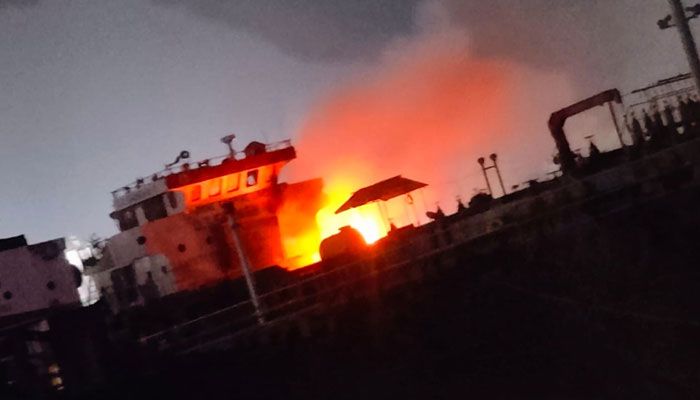 মধ্যরাতে শীতলক্ষ্যায় তেলবাহী জাহাজে বিস্ফোরণ, হাসপাতালে ৫