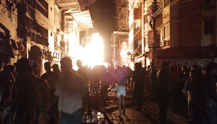 ওয়ারীর গ্যাসলাইনের আগুন নিয়ন্ত্রণে, দগ্ধ ৫