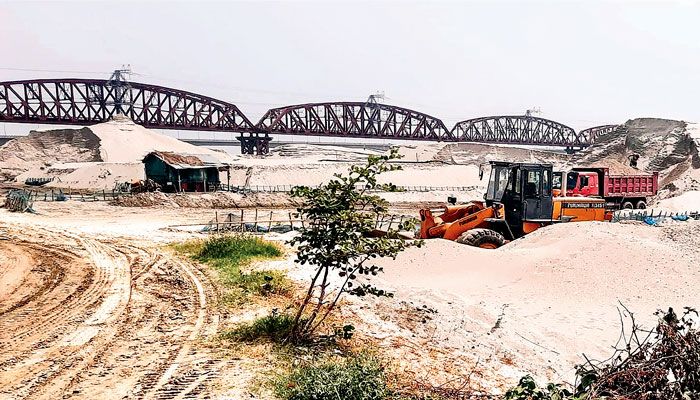 বালুর স্তূপে ঢাকা হার্ডিঞ্জ ব্রিজ