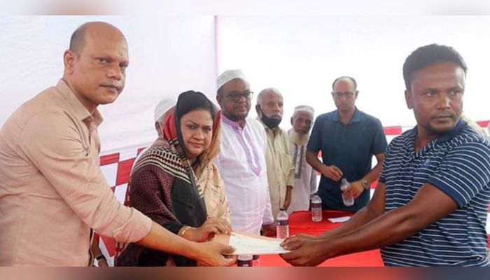 ক্ষতিগ্রস্ত ৩৩ পরিবারের পাশে এমপি লিপি