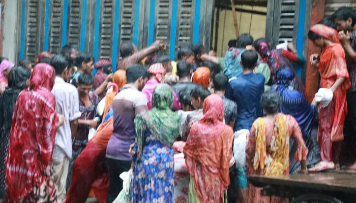 ছুড়ে দেওয়া মাংস নিতে কাড়াকাড়ি