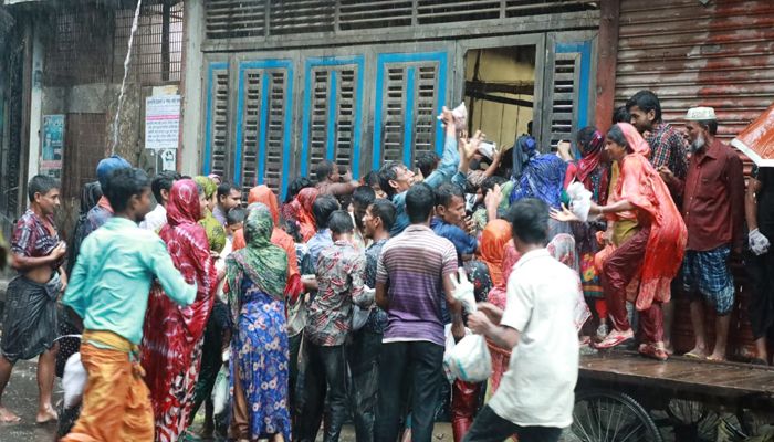 ছুড়ে দেওয়া মাংস নিতে কাড়াকাড়ি