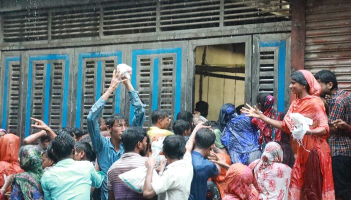 ছুড়ে দেওয়া মাংস নিতে কাড়াকাড়ি