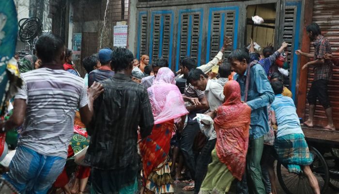 ছুড়ে দেওয়া মাংস নিতে কাড়াকাড়ি