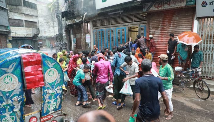 ছুড়ে দেওয়া মাংস নিতে কাড়াকাড়ি