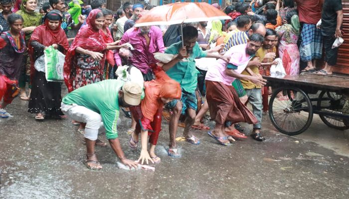 ছুড়ে দেওয়া মাংস নিতে কাড়াকাড়ি