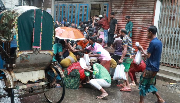 ছুড়ে দেওয়া মাংস নিতে কাড়াকাড়ি