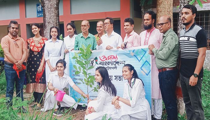 বৃক্ষরোপণ কর্মসূচিতে অতিথিদের সঙ্গে পটুয়াখালীর অদম্যরা 