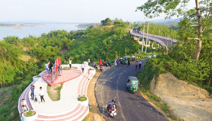 দৃষ্টিনন্দন কাপ্তাই-আসামবস্তি সড়ক। প্রায় ১৮ কিলোমিটারের এ সড়কে বেড়াতে গিয়ে বিমোহিত হচ্ছেন সবাই। প্রবা ফটো
