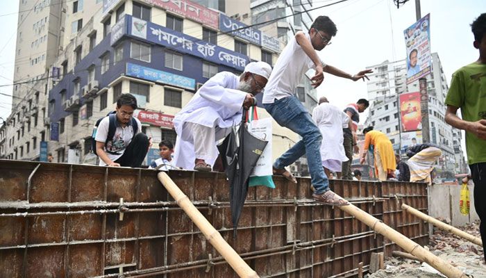 ঝুঁকি নিয়েই পারাপার