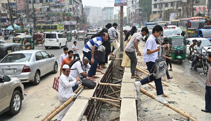 ঝুঁকি নিয়েই পারাপার