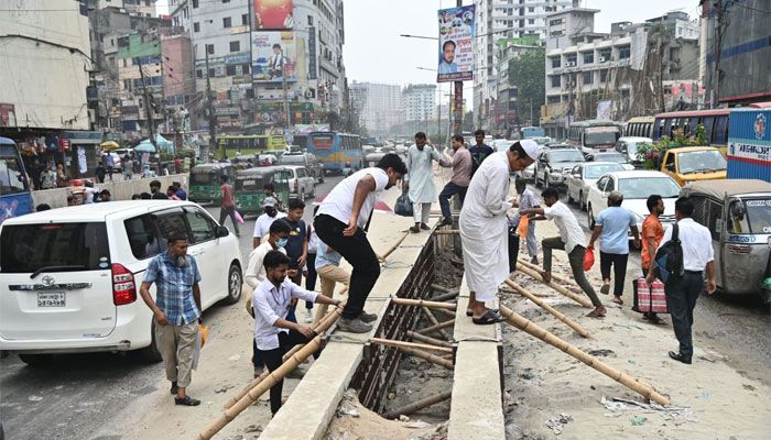 ঝুঁকি নিয়েই পারাপার