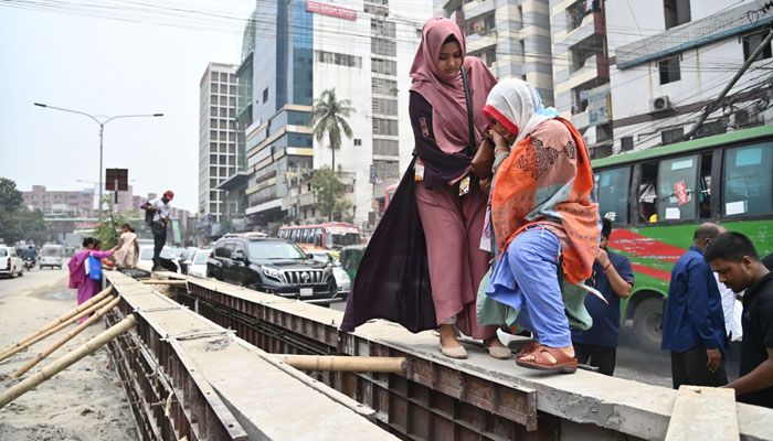 ঝুঁকি নিয়েই পারাপার