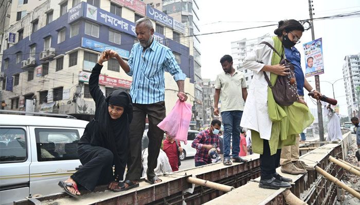 ঝুঁকি নিয়েই পারাপার
