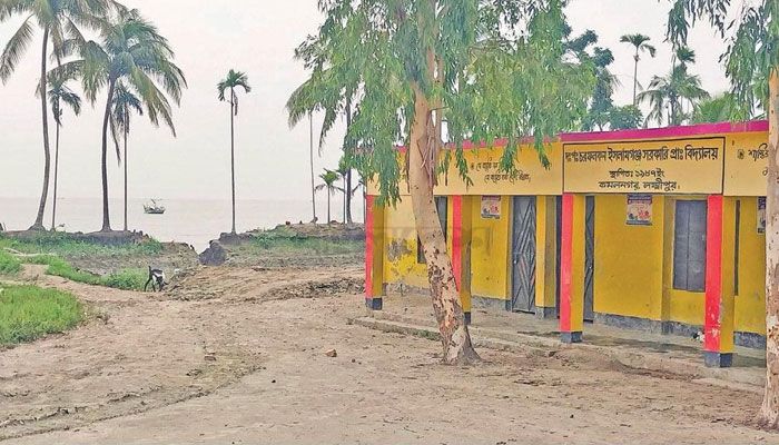 মেঘনার ভাঙন কাছাকাছি চলে আসায় হুমকির মুখে পড়েছে কমলনগরের চরফলকন ইসলামগঞ্জ সরকারি প্রাথমিক বিদ্যালয়। প্রবা ফটো