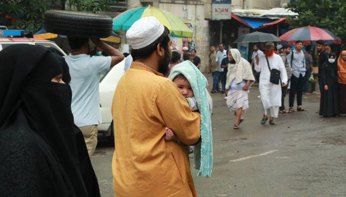 চাকরিপ্রার্থীদের রাস্তা অবরোধে ভোগান্তি