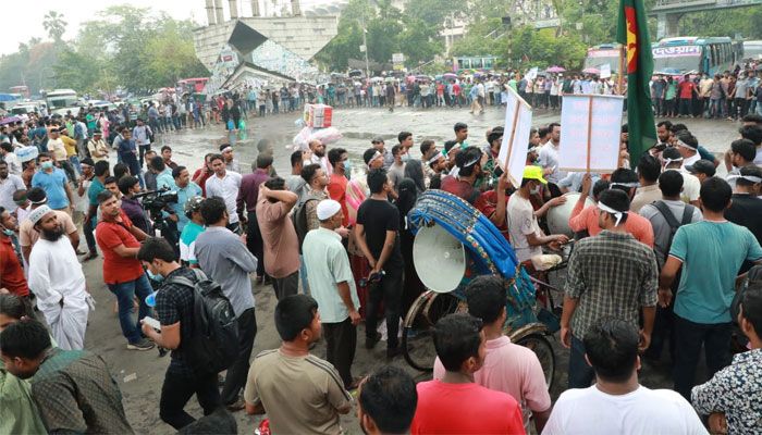 চাকরিপ্রার্থীদের রাস্তা অবরোধে ভোগান্তি