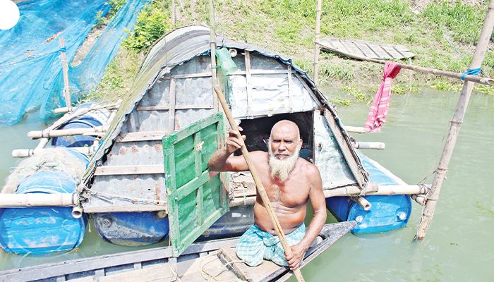 নৌকায় সিরাজুলের জীবন সংগ্রাম