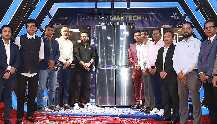 রাজধানীর ওয়ালটন করপোরেট অফিসে জায়ান্টটেক সিরিজের এ রেফ্রিজারেটরগুলোর মোড়ক উন্মোচন করেন ওয়ালটন হাই-টেক ইন্ডাস্ট্রিজ পিএলসির ম্যানেজিং ডিরেক্টর অ্যান্ড সিইও গোলাম মুর্শেদ।  প্রবা ফটো 
