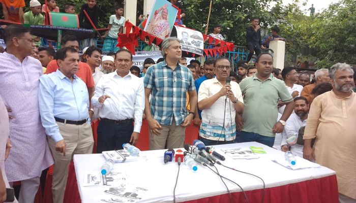 প্রতীক পেয়ে নির্বাচনী প্রচার কাজ শুরু করেছেন আওয়ামী লীগের প্রার্থী মোহাম্মদ এ আরাফাত। প্রবা ফটো