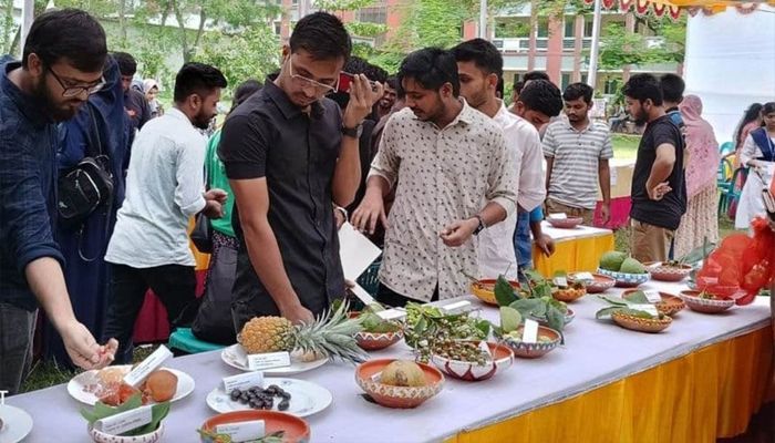 গুরুদয়াল সরকারি কলেজে ফল উৎসব   