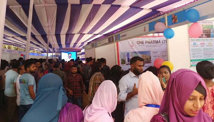 বগুড়া স্মার্ট কর্মসংস্থান মেলায় চাকরিপ্রত্যাশীদের ভিড়। প্রবা ফটো