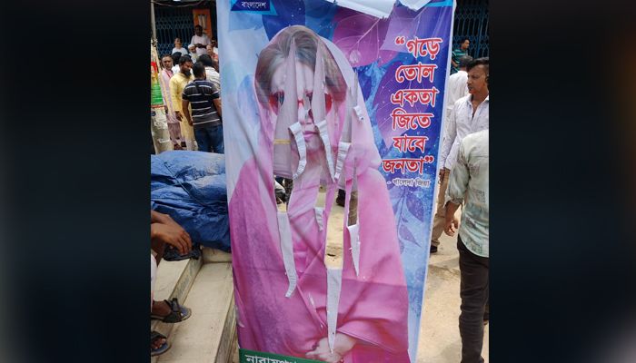 জেলা বিএনপির সম্মেলনকে ঘিরে নেতাকর্মীদের টানানো ব্যানার, ফেস্টুন ছিঁড়ে ফেলেছে দুর্বৃত্তরা। প্রবা ফটো
