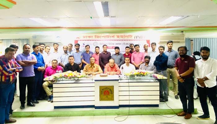 ঢাকা রিপোর্টার্স ইউনিটির সাগর-রুনি মিলনায়তনে সংগঠনটির নতুন কমিটি ঘোষণা করার সময় অথিতিরা। প্রবা ফটো 
