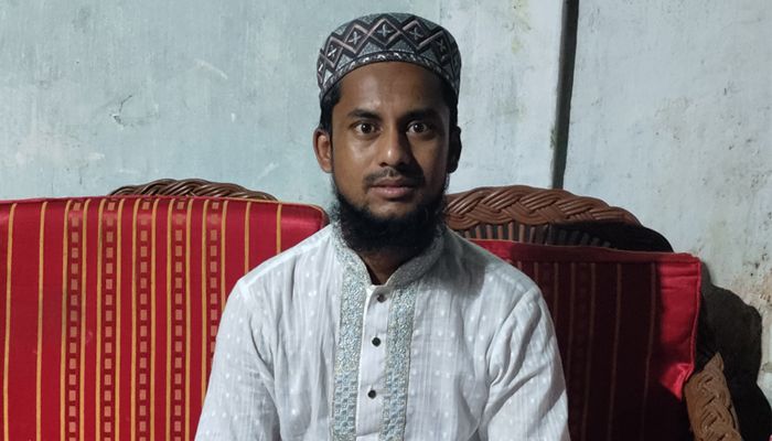 একা সাইকেলে প্রচার করে ভোটে তৃতীয় শাহ জাহান