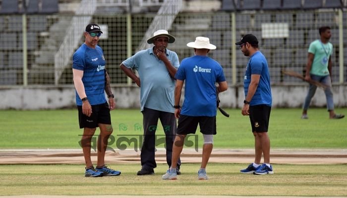 টি-টোয়েন্টি সিরিজের মাঠ পর্যবেক্ষণ করছেন গামিনি ছবি : আ ই আলীম
