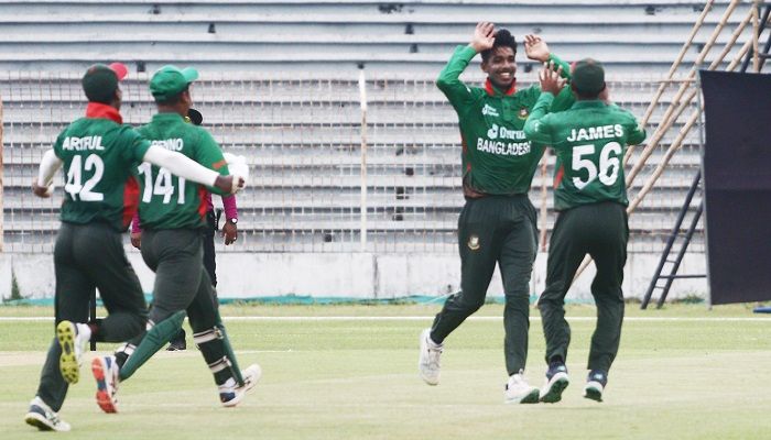 বাংলাদেশের দাপুটে বোলিংয়ে চাপে ভারত