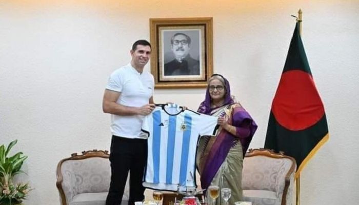 প্রধানমন্ত্রীকে জার্সি উপহার দিলেন মার্টিনেজ