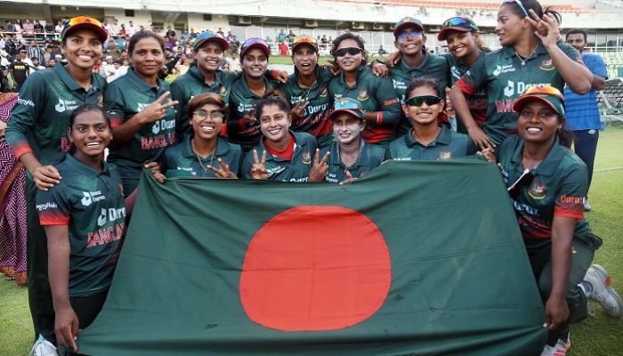 ভারতের বিপক্ষে ওয়ানডে সিরিজ ড্র করায় পুরস্কার পেয়েছে নিগার সুলতানা জ্যোতিরা ছবি: আ. ই. আলীম