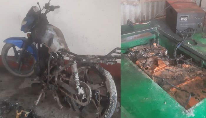 আগুনে পুড়ে ছাই দুটি মোটরসাইকেল ও একটি অটোভ্যান। প্রবা ফটো 