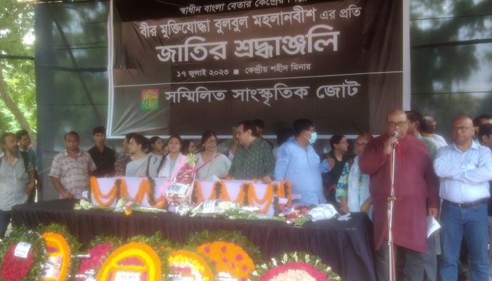 শহীদ মিনারে সংগীতশিল্পী বুলবুল মহলানবীশের প্রতি সর্বজনের শ্রদ্ধা 