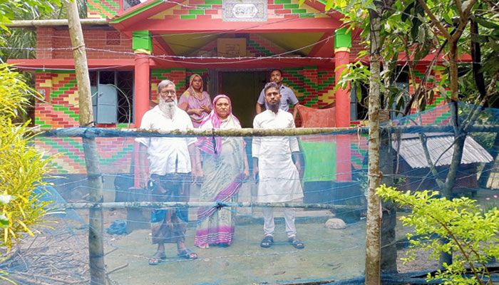 বাড়ির সামনে কাঁটাতারের বেড়ায় অবরুদ্ধ পরিবার