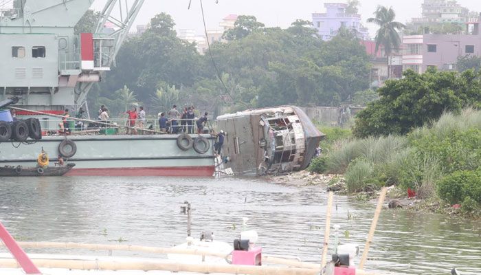 ডুবে যাওয়া ওয়াটার বাসটি টেনে তোলে ‘রুস্তম’