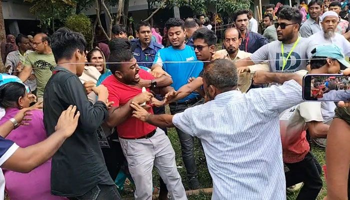 চাঁদপুরে পৌরসভা নির্বাচনে দুই কাউন্সিলর প্রার্থীর সমর্থকদের মারামারি