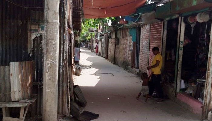 থমথমে চনপাড়া পুরুষশূন্য, খোলেনি দোকানপাট