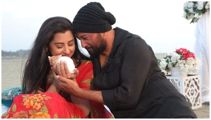 বিধূর ভালোবাসায় মাহফুজ-বুবলি