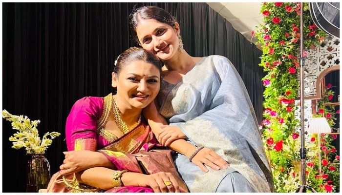 এক ফ্রেমে জয়া ও মিথিলা