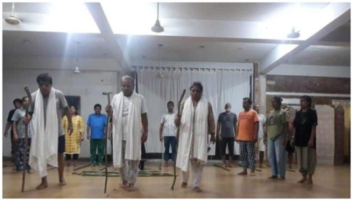 মঞ্চে ‘তীর্থযাত্রী’