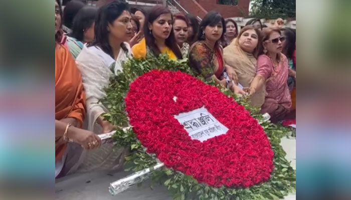 টুঙ্গিপাড়ায় জাতির পিতার সমাধিতে যুব মহিলা লীগের শ্রদ্ধা