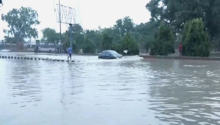 কেজরিওয়ালের বাড়ির কাছে পানি