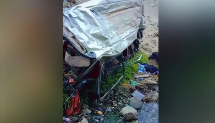 পাকিস্তানে পর্যটকবাহী বাস খাদে পড়ে নিহত ৫, আহত ১২