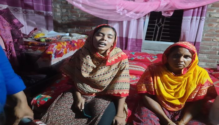  আহাজারি করছেন নিহত রুবেলের স্ত্রী মরিয়ম। প্রবা ফটো 